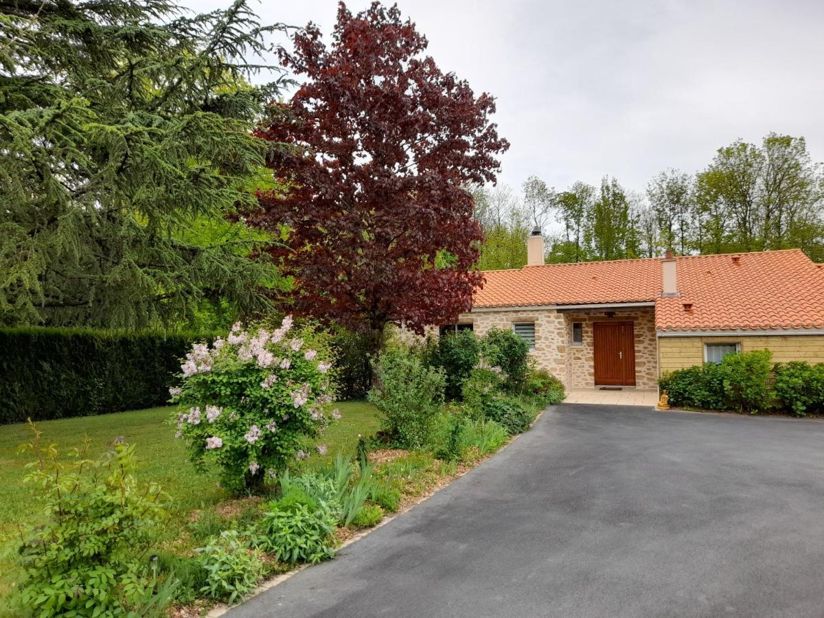 A L'Oree Du Cedre Pouzauges Exterior foto
