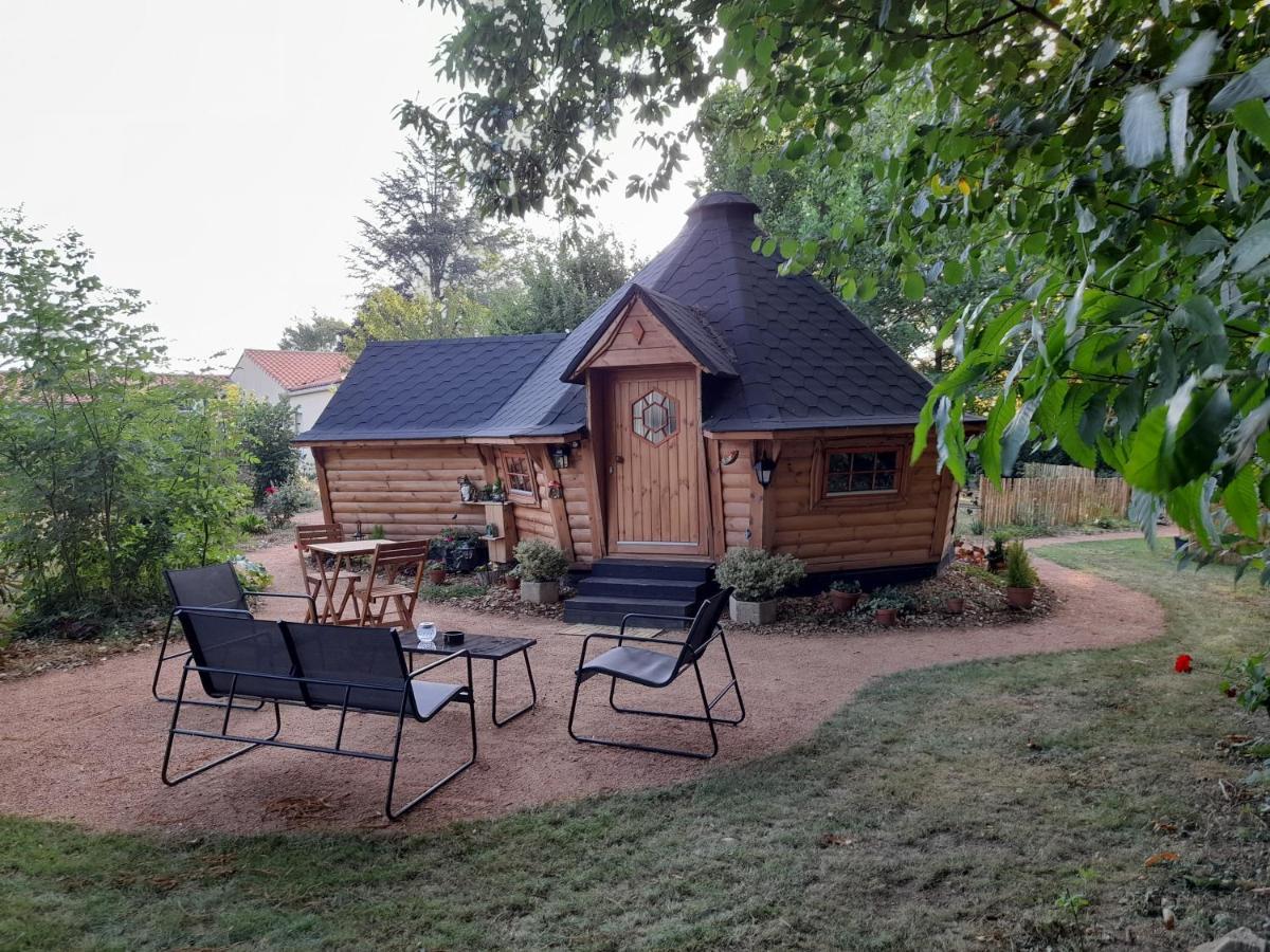 A L'Oree Du Cedre Pouzauges Exterior foto